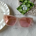 Détails des dimensions de lunettes de soleil roses rectangulaires sur tissu texturé blanc - Rose Gelée