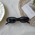 Schwarze Retro-Sonnenbrille mit ovalem Rahmen und dunklen Gläsern auf beigem Hintergrund - Schwarz und Grau