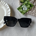 Chic black thick frame square sunglasses with dark lenses for a retro fashion look - Black and Gray