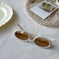Schicke ovale Sonnenbrille mit cremefarbenem Rahmen und bernsteinfarbenen Gläsern im Trend - Gebrochenes Weiß
