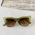 Detail of olive green cat-eye sunglasses with gradient brown lenses and metal hinge - Transparent Green
