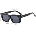 Occhiali da sole quadrati rosa con rivetti e dimensioni 14,8 cm per 3,8 cm - Nero