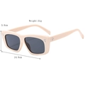 Occhiali da sole quadrati beige oversize con borchie metalliche a tre punti e lenti grigie - Beige