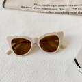 Detail of trendy butterfly cat-eye sunglasses with cream frames and wavy edges - Off White