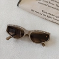 Detailaufnahme der khakifarbene Cat-Eye-Sonnenbrille mit Perlenbesatz und braunen Gläsern - Premium Grau (Khaki Rahmen Tee-Linsen)