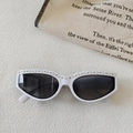 Detailaufnahme der weißen Cat-Eye Sonnenbrille mit eleganten Perlen und dunklen Gläsern - Off-White Grau