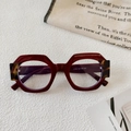 Dettaglio montatura geometrica bordeaux con aste decorate in tartaruga ed incisioni - Rosso Vino Lente Trasparente