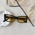 Dettaglio degli occhiali da sole quadrati rétro con lenti dorate e borchie decorative - Nero Giallo
