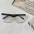 Vista piatta di occhiali cat-eye a mezza montatura anti-luce blu su sfondo bianco - Montatura Nera Lenti Trasparenti