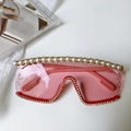 Détail de lunettes de soleil roses dégradées avec perles et accents de strass - Monture Carrée Perle Strass (Pink Brick 2)