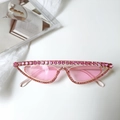 Vue détaillée de lunettes de soleil œil-de-chat roses ornées de strass brillants - Œil de Chat Plein Strass (Pink Brick 3)