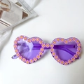 Détail de lunettes de soleil coeur avec verres violets et décorations de marguerites roses - Forme de Cœur Décor Marguerite (Pink Brick 8)