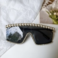 Detail van een oversized zwarte zonnebril met witte parels en glanzende strassteentjes - Zwart Groot Frame Parel Strass (黑砖2)