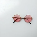 Close-up of children round vintage sunglasses with pink lenses and gold metal frame B183 - Pink