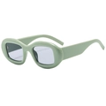 Primer plano de gafas de sol ovaladas verde claro con montura gruesa y cristales morados - Verde