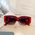 Detailansicht der roten rechteckigen Sonnenbrille mit lila Verlaufsgläsern und 30g Gewicht - Rot