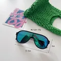 Vue détaillée des lunettes pilote enfant avec verres miroirs verts et monture de 12,5 cm - Monture Noire Verres Miroir Vert