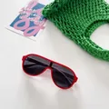 Vue détaillée de lunettes de soleil aviateur rouges pour enfants sur fond blanc avec sac - Rouge Gris