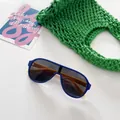 Vue à plat de lunettes aviateur enfant avec monture bleue et branches jaunes - Bleu Foncé Gris