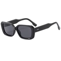 Gafas de sol cuadradas negras retro con remaches plateados y lentes oscuras sobre blanco - Negro Brillante