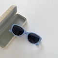 Gros plan sur les lunettes de soleil polarisées bleues pour enfants avec étui assorti - Bleu