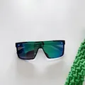 Détail des lunettes de soleil enfant avec grand cadre et verres à miroir dégradé - Monture Noire Verres Miroir Vert
