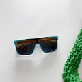 Détail de lunettes de soleil sport pour enfants avec monture sarcelle et verres orange - Bleu Ciel Gris