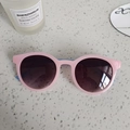 Détail de lunettes de soleil rondes rétro pour enfants rose et bleu sur pierre - Rose (Branches Bleues)