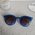 Détail de lunettes de soleil rondes pour enfants, monture bleue et branches jaunes - Bleu (Branches Jaunes)