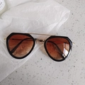 Moderne Kindersonnenbrille mit schwarzem Rahmen, braunem Farbverlauf und Goldsteg - Mode Schwarzer Rahmen Pilot Stil