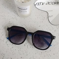 Dettaglio di occhiali da sole quadrati alla moda con lenti sfumate su granito grigio - Nero e Blu