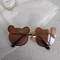 Detailansicht der bärenförmigen Kindersonnenbrille mit braunen Gläsern und Goldsteg - Braun Gold Süßer Bär Stil