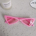 Details von rosa Dreieck-Katzenaugen-Sonnenbrillen für Kinder auf grauem Grund - Rosa Rahmen / Rosa Gläser