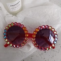 Detalle de gafas de sol redondas rojas decoradas con vibrantes cristales de colores - Estilo de Diamantes de Imitación de Colores