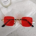 Primer plano de gafas de sol para niños con montura de metal dorado y lentes rojas - Estilo Cuadrado de Metal