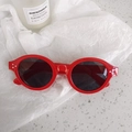 Detalle de gafas de sol ovaladas rojas para niños con remaches retro chic - Estilo de Remache de Tres Puntos Ovalado