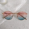 Détail des verres dégradés rose et bleu sur lunettes de soleil enfant dorées - Dégradé Rose Bleu Rond
