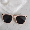 Gros plan de lunettes de soleil roses carrées pour enfants avec logo D doré - Style Carré Rose Logo D (DD)