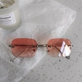 Détail de verres dégradés rose-orange sur lunettes de soleil enfant sans monture en métal - Sans Monture Dégradé Rose Orange