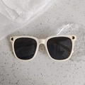 Détail de lunettes de soleil rondes blanc crème avec décoration métallique dorée en D - Lettre D Dorée Cadre Carré Blanc Cassé (Blanc 1)