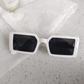 Detalle de gafas de sol rectangulares blancas retro con lentes UV400 sobre papel de seda - Retro Rectángulo Blanco Marco Grueso (白2)