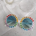Detalle de gafas de sol redondas blancas con pedrería arcoíris y cristales azules - Diamantes Arcoiris Marco Blanco Lente Azul Claro (白4)