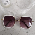 Détail de lunettes de soleil carrées blanches avec verres dégradés violets sur pierre - Carré Ton Or Blanc Dégradé Violet Monture Surdimensionnée (Blanc 7)