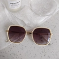 Détail de lunettes de soleil vintage ivoire à monture large avec verres dégradés violets - Monture Carrée Large Rétro Blanc Ivoire à Dégradé Violet (Blanc 8)