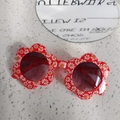 Dettaglio di occhiali da sole a fiore rossi per bambini con margherite e lenti sfumate - Margherita Floreale