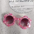Dettaglio degli occhiali da sole rosa a forma di fiore per bambini con motivi floreali - Rosa Floreale