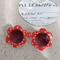 Dettaglio occhiali da sole a fiore rosso per bambini con decorazione floreale mista - Rosso Floreale