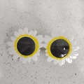 Dettaglio di occhiali da sole per bambini a forma di girasole bianco con petali gialli - Margherita Bianca