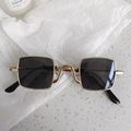 Vue détaillée des lunettes de soleil carrées vintage avec monture en métal doré - Carré Or Gris