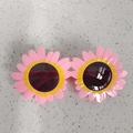 Dettaglio degli occhiali da sole a fiori rosa con petali gialli per i bambini - Girasole Rosa